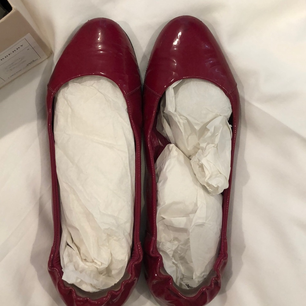 Burberry hot pink patent leather flats sz 40